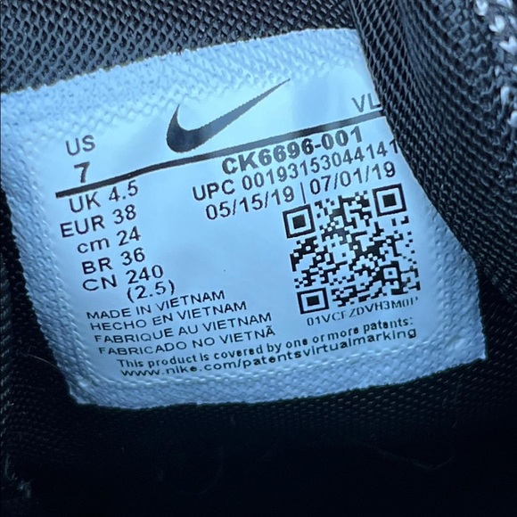 Nike Woman's Run Swift Sneaker | Size 7 - Picture 6 of 8